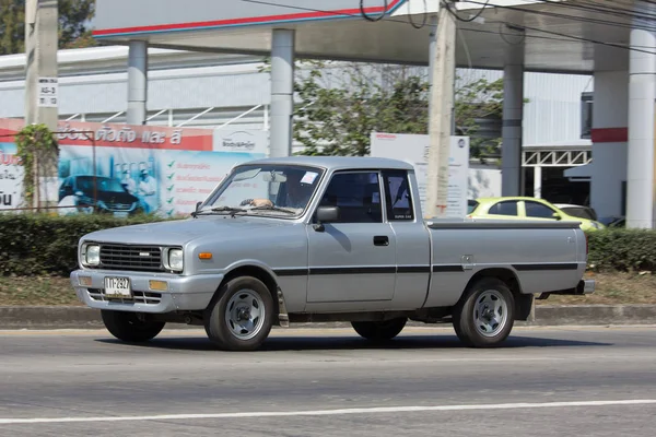 Приватному автомобілі Mazda сім'ї міні забрати вантажівка. — стокове фото