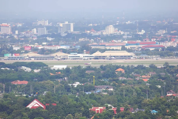 Sobre a vista do Aeroporto Internacional de Chiang Mai . — Fotografia de Stock