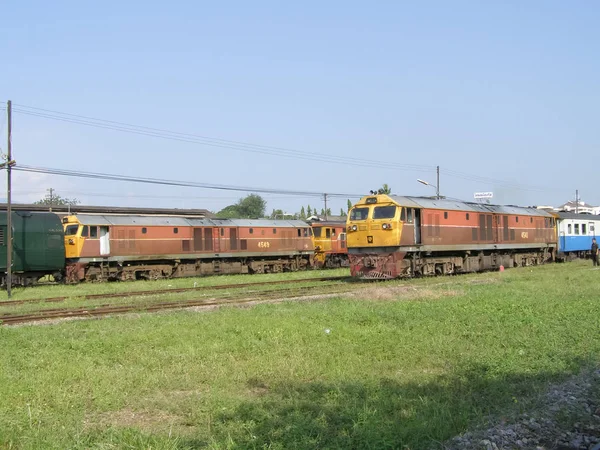 Ge Diesel locomotive no.4541 and train no 14 — Stock Photo, Image