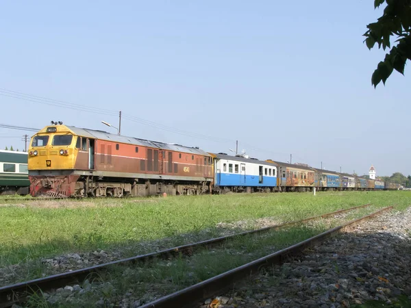 Locomotive diesel no 4541 et train no 14 — Photo