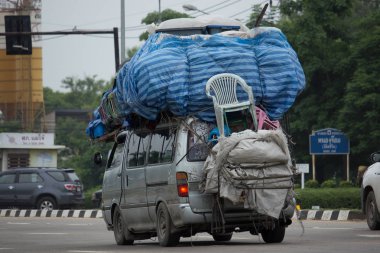 Toyota banliyö Van üzerinde yük. 