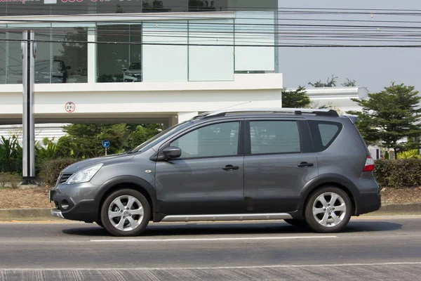 Nissan Livina soukromé auto. Mini Suv auto pro Urbun uživatele. — Stock fotografie