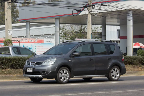 Soldado Nissan Livina coche. Mini coche SUV para usuario de Urbun . — Foto de Stock