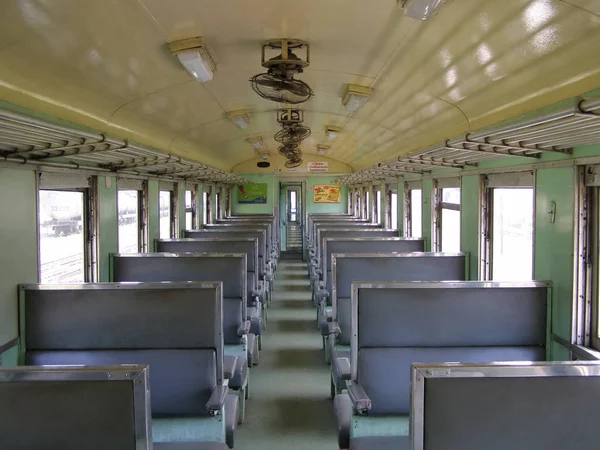 Пассажирский вагон класса 3 для поезда номер 52 — стоковое фото