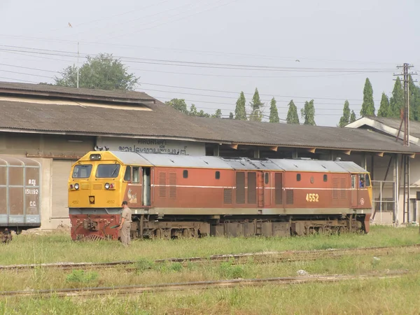 Ge Diesel locomotive no.4552 travaillant dans la gare de triage de Chiangmai . — Photo