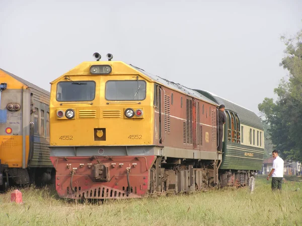 Ge Diesel locomotiva no.4552 Trabalhando em Chiangmai Station Yard . — Fotografia de Stock