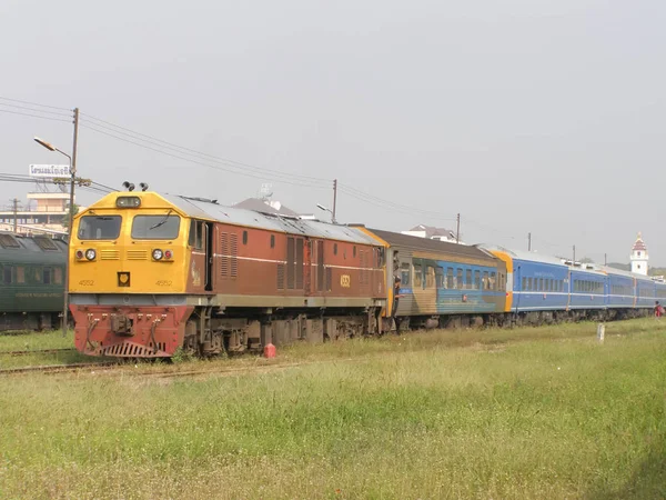 Ge Diesel locomotiva no.4552 Trabalhando em Chiangmai Station Yard . — Fotografia de Stock