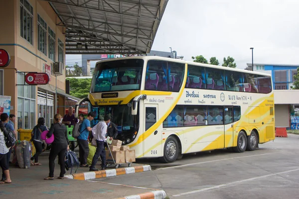 Yolcu ve Scania otobüs Phrtprasert tur şirketi otobüs