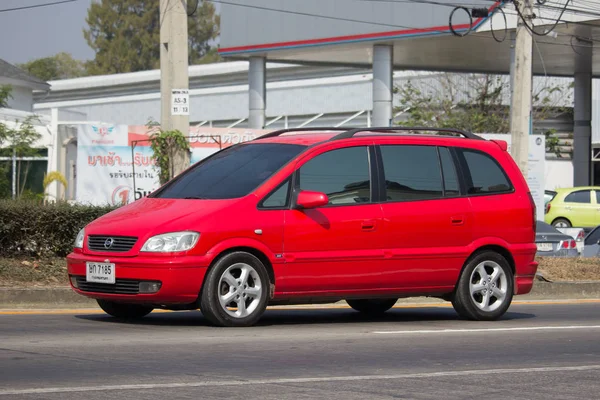 Приватне позашляховик автомобілів, Chevrolet Zafira. — стокове фото