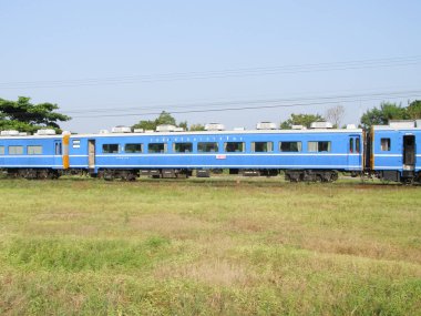 Binek otomobil, uzun mesafe uyuyan trenler için mavi tren