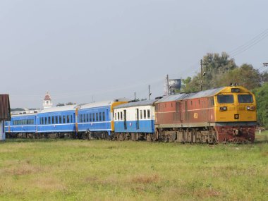 Binek otomobil, uzun mesafe uyuyan trenler için mavi tren