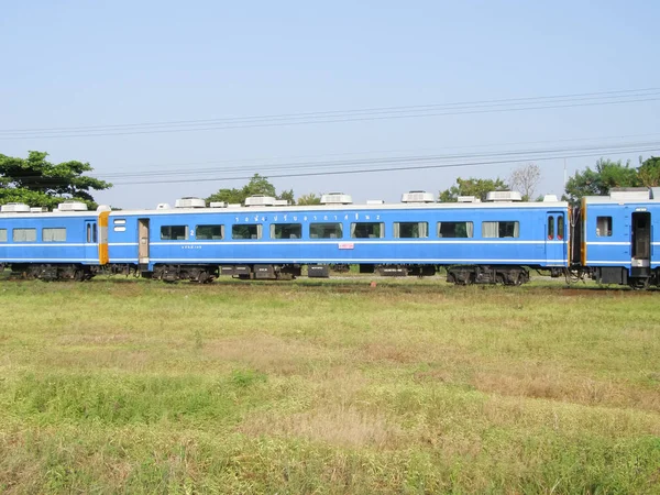 Binek otomobil, uzun mesafe uyuyan trenler için mavi tren