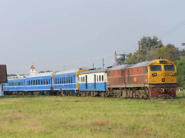 Binek otomobil, uzun mesafe uyuyan trenler için mavi tren