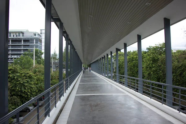 Paseo aéreo de Suandok, camino entre el edificio de estacionamiento de Suandok Park — Foto de Stock