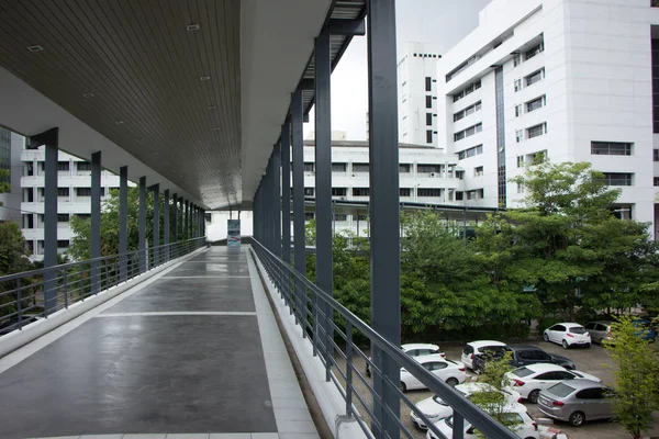 Suandok скляною спорудою Skywalk, ходьби шляху між Suandok парк паркування будівлі — стокове фото