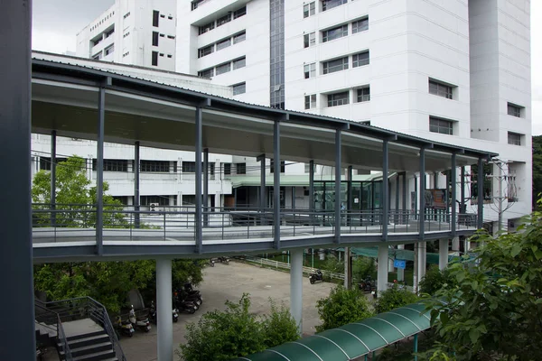 T.Maekorn Skywalk, promenad sätt mellan T.Maekorn Park parkering byggnad — Stockfoto