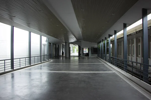 Paseo aéreo de Suandok, camino entre el edificio de estacionamiento de Suandok Park — Foto de Stock