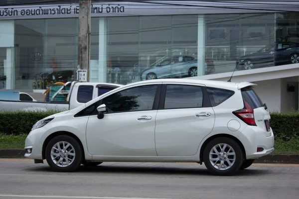 Nuevo coche ecológico Nissan Note . — Foto de Stock