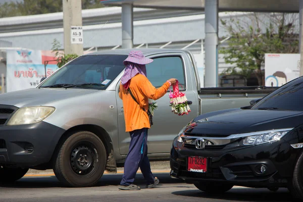 Człowiek sprzedaż kwiatów na skrzyżowaniu dróg — Zdjęcie stockowe