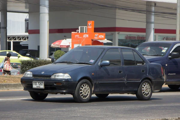 Privata gammal Sedan bil Suzuki Cultus. — Stockfoto