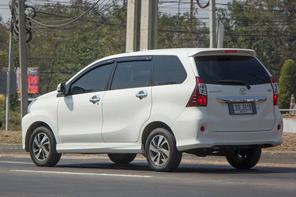 Coche privado Toyota Avanza . — Foto de Stock