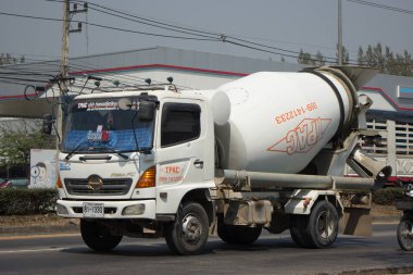 Thanachai şirketin çimento kamyonu.