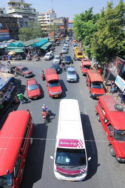 Trafik Wichayanon yolda. Çevre Kad Luang