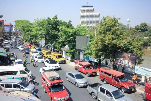 Tráfico en Wichayanon Road. Cerca de Kad Luang — Foto de Stock