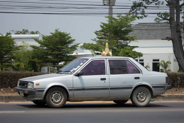 Prywatny stary samochód Nissan Sunny — Zdjęcie stockowe