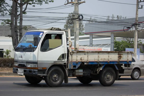 Caminhão de carga particular Mitsubishi Canter. — Fotografia de Stock