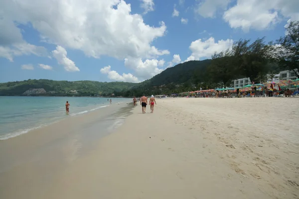 Tourist Activity on Tropical Phuket island Beach — Stock Photo, Image