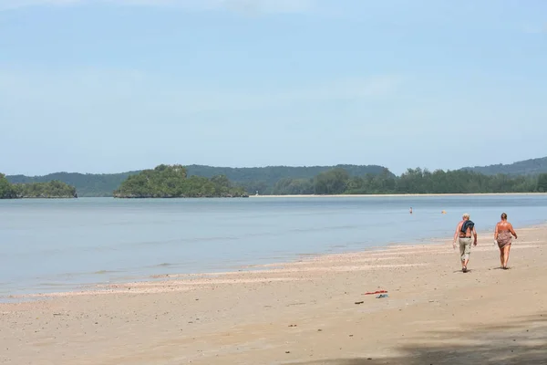 Actividad turística en la isla tropical de Krabi Playa — Foto de Stock