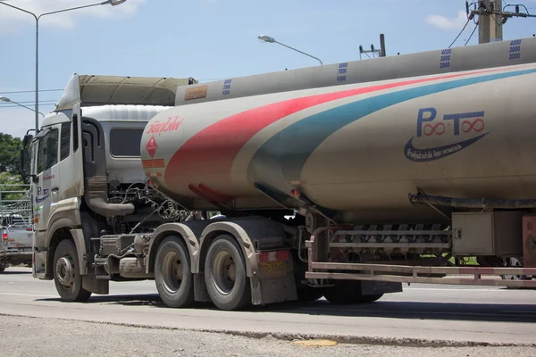 Масло вантажівка Pitchaya нафти транспортної компанії. — стокове фото