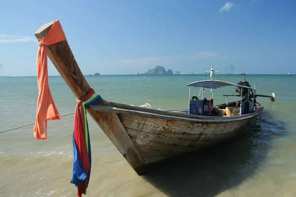 Langschwanzschiff am Strand von ao nang. — Stockfoto