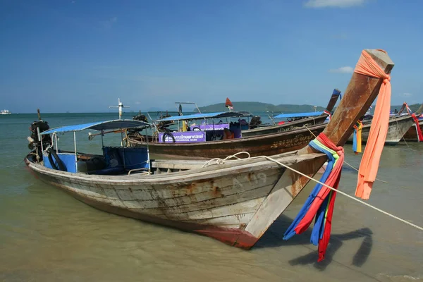 Langschwanzschiff am Strand von ao nang. — Stockfoto