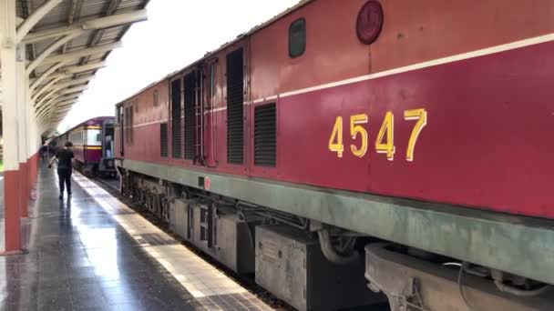 Поїзд no.52 маршруту Бангкоку і Чіанг травня — стокове відео