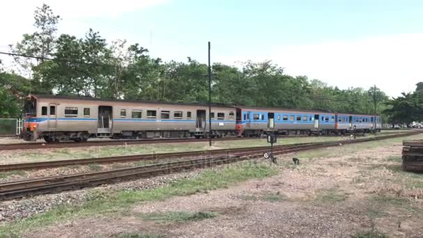 Local Free Ticket Train no.407 Route Nakhon sawan à Chiangmai. Arrivée Gare de Chiangmai — Video