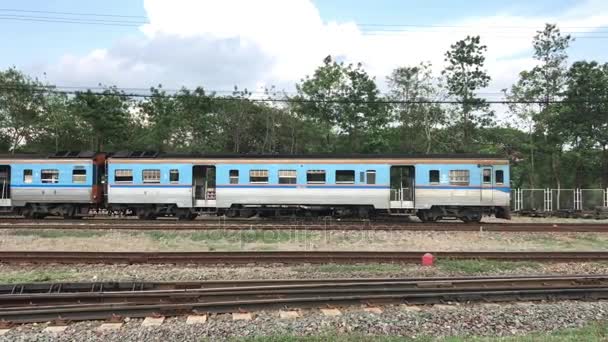 Local Free Ticket Train n.º 407 Ruta Nakhon sawan a Chiangmai. Llegada Estación de tren Chiangmai — Vídeos de Stock