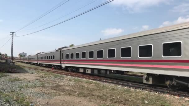 Carro novo do passageiro do trem no 11. Uttaravithi entre Bangkok e Chiang mai . — Vídeo de Stock