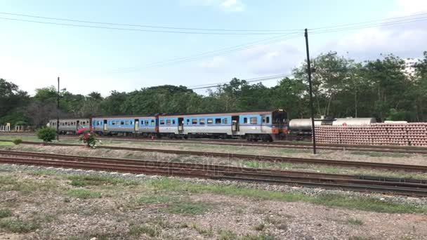 Lokala gratis biljett tåg no.407 rutt Nakhon sawan till Chiangmai. Ankomst Chiangmai järnvägsstation — Stockvideo