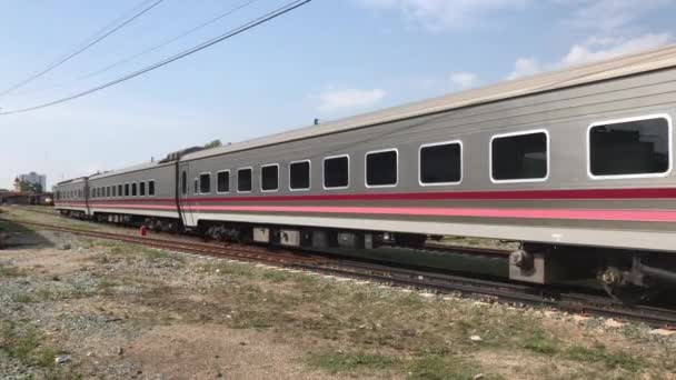 Ny personbil av tåg no.11. Uttaravithi mellan Bangkok och Chiang mai. — Stockvideo