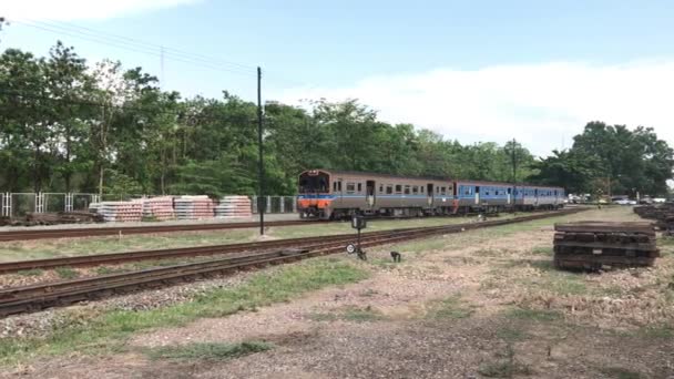 Lokala gratis biljett tåg no.407 rutt Nakhon sawan till Chiangmai. Ankomst Chiangmai järnvägsstation — Stockvideo