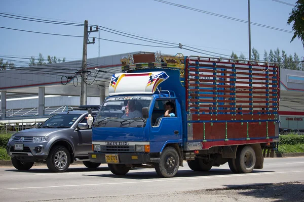 Samochód ciężarowy prywatny Mitsubishi Canter. — Zdjęcie stockowe