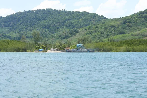 Lanta Ferry boat entre Krabi e Lanta ilha, Krabi . — Fotografia de Stock