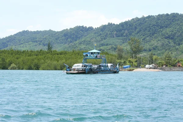 Lanta de transbordador entre krabi y la isla de Lanta, Krabi. —  Fotos de Stock