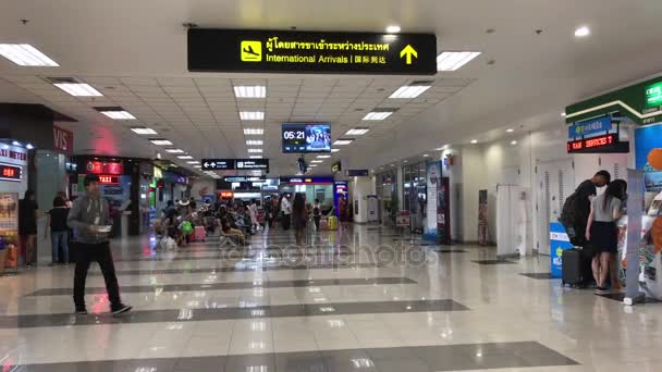 Penumpang di dalam Terminal Internasional — Stok Video