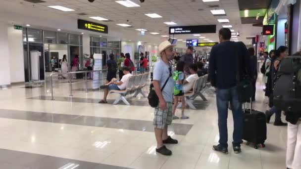 Pasażerskich wewnątrz terminala międzynarodowego — Wideo stockowe