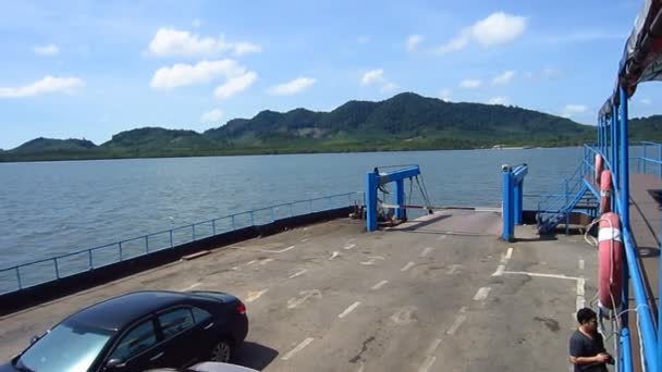 Ferry boat entre o rabi e a ilha Lanta, Krabi. Argélia . — Vídeo de Stock