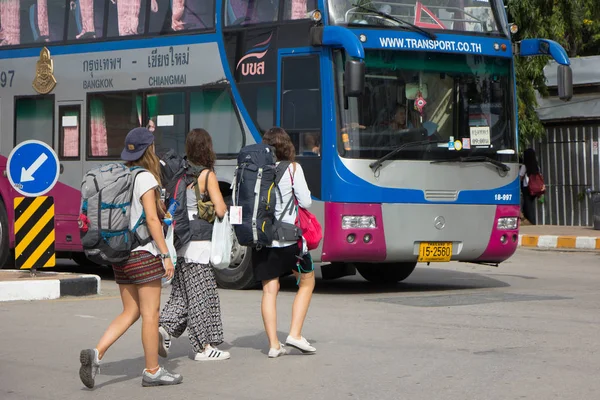 Пассажир автобуса в терминале автовокзала Чиангмай — стоковое фото