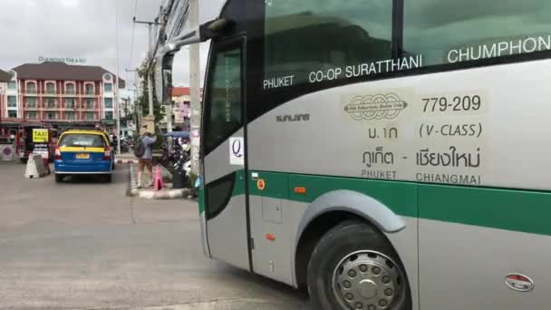 Солнечный автобус компании Greenbus. Шоссе Пхукет и Чиангмай . — стоковое видео